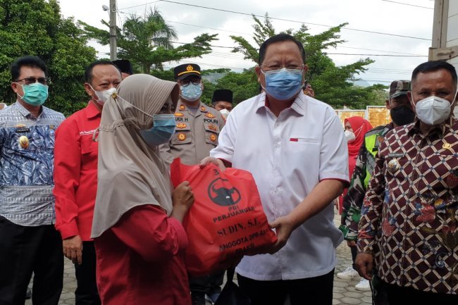Penyerahan bantuan vaksin Covid 19 dan sembako