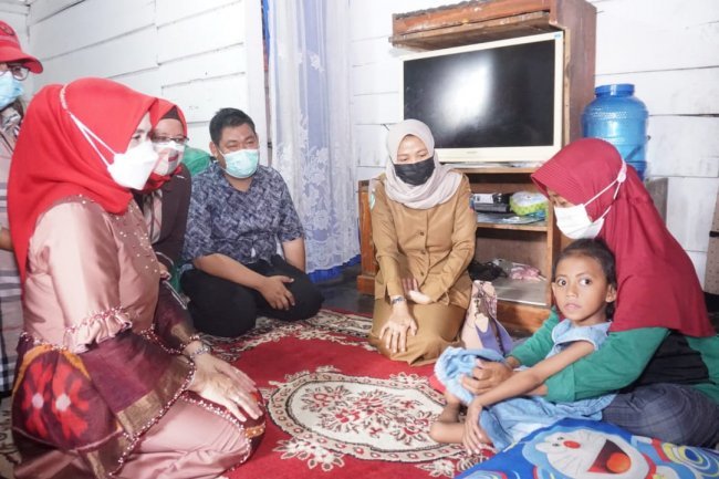 Ibu Hj. Winarni Nanang Ermanto Kunjungi Dan Berikan Bantuan Kepada WargaPenderita  Lumpuh Layu