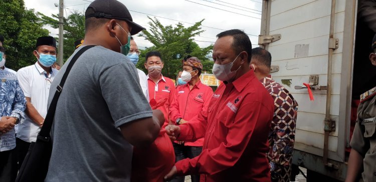 Penyerahan bantuan vaksin Covid 19 dan sembako
