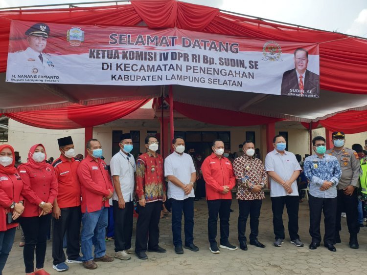 Penyerahan bantuan vaksin Covid 19 dan sembako