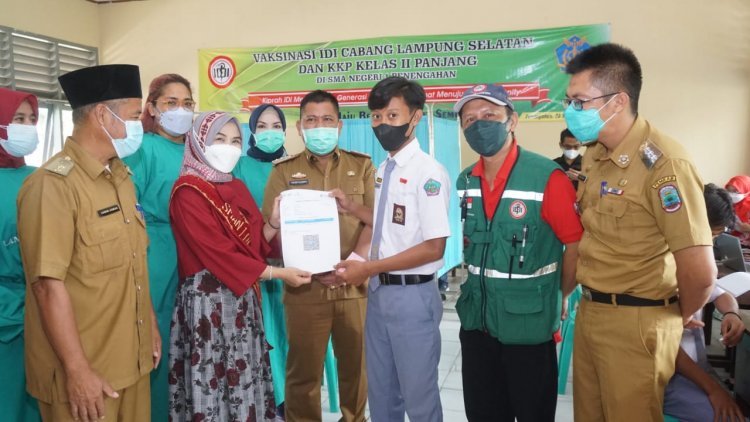 Duta Vaksin Lampung Selatan Hj. Winarni Nanang Ermanto, melakukan tinjauan langsung Vaksinasi ke SMA N 1 Penengahan