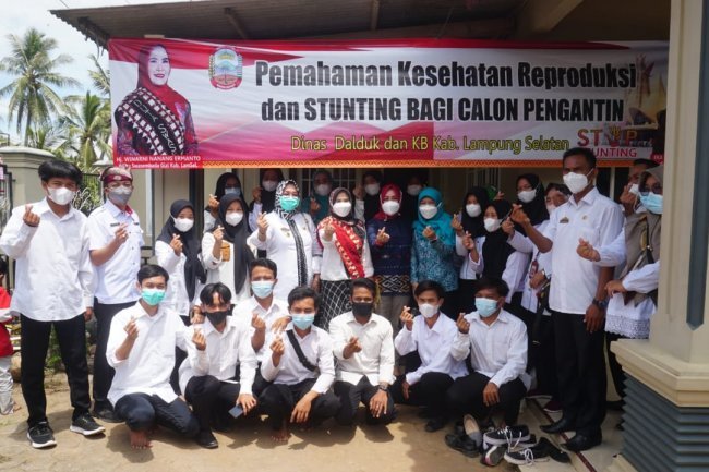 H. Wianarni Nanang Ermanto selaku Duta Swasembada Gizi Lampung Selatan memberikan pengarahan dan  pemahaman kesehatan Reoroduksi dan Stunting  bagi Calon Pengantin