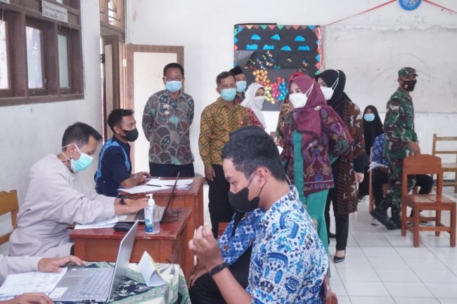Hj. Winarni Nanang Ermanto Menghadiri Vaksinasi Anak Sekolah  di Kabupaten Lampung Selatan 