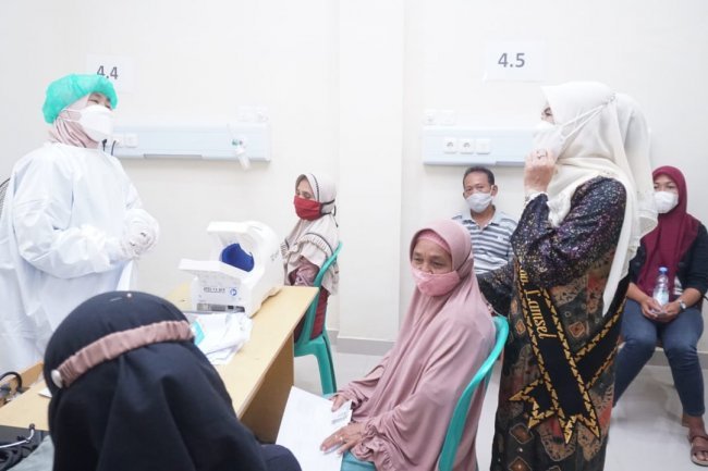 Hj. Winarni Nanang Ermanto menghadiri Vaksinasi di Rumah Sakit Umum Daerah   Dr. H. Bob Bazar, SKM  Kabupaten Lampung Selatan