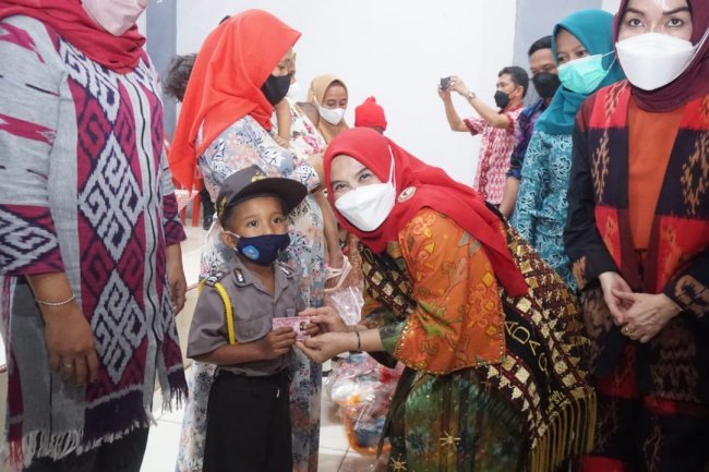 Dalam rangka Pencegahan Stunting Hj.Winarni Nanang Ermanto memberikan Sosialisasi 1000 hari pertama kelahiran (HPK)  