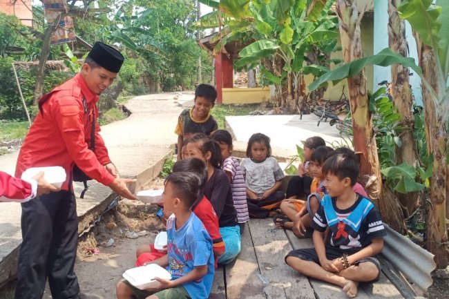Kegiatan Rutin Jumat Barokah Oleh BAMUSI DPC PDI Perjuangan  kabupaten Lampung Selatan di Desa Banjar Suri 