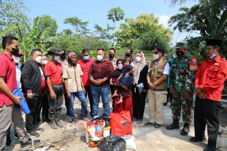H. NANANG ERMANTO Bupati Lampung selatan  sekaligus Ketua DPC PDI Perjuangan Lampung Selatan  memberikan bantuan kepada Basuki warga desa sidowaluyo kec sidomulyo yg mengalami musibah rumah roboh