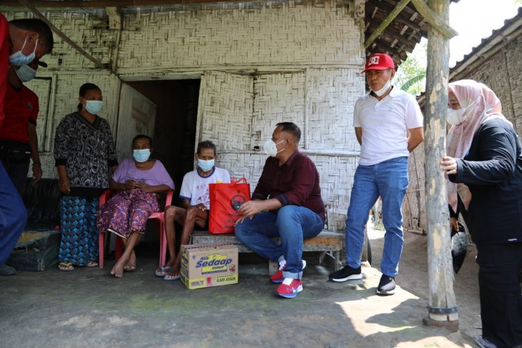 H. NANANG ERMANTO Bupati Lampung selatan  sekaligus Ketua DPC PDI Perjuangan Lampung Selatan  memberikan bantuan kepada Basuki warga desa sidowaluyo kec sidomulyo yg mengalami musibah rumah roboh