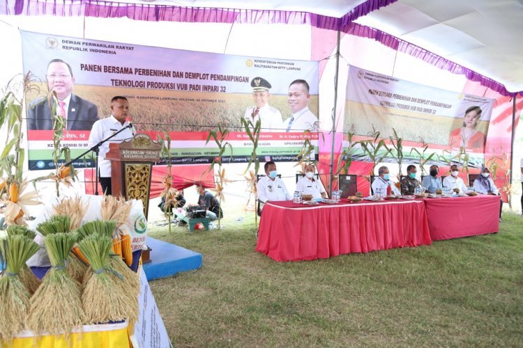 Bupati Kabupaten Lampung Selatan H. Nanang  Ermanto  Menghadiri bimtek dan panen bersama di Kecamatan Sragi kabupaten Lampung Selatan