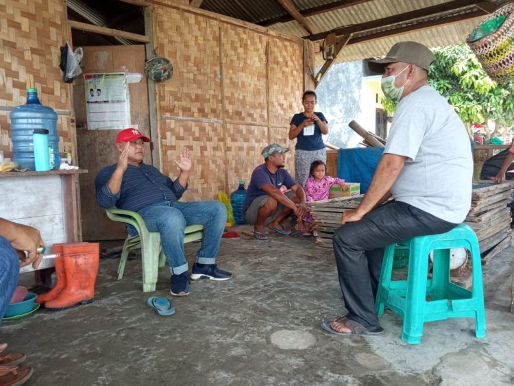 Ketua DPC PDI Perjuangan Lampung Selatan sekaligus Bupati Kabupaten Lampung Selatan H. Nanang Ermanto Meninjau Nelayan Pembuat Ikan Asin 