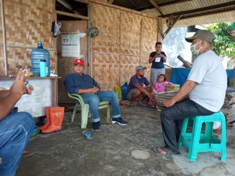 Ketua DPC PDI Perjuangan Lampung Selatan sekaligus Bupati Kabupaten Lampung Selatan H. Nanang Ermanto Meninjau Nelayan Pembuat Ikan Asin 