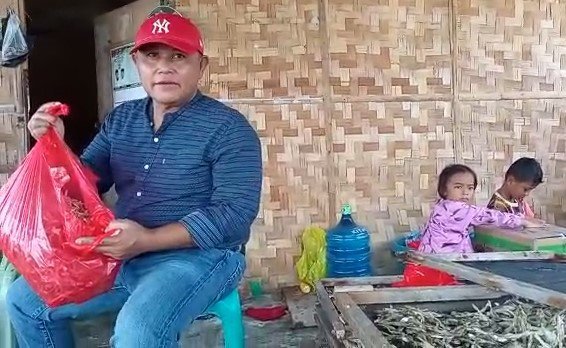 Ketua DPC PDI Perjuangan Lampung Selatan sekaligus Bupati Kabupaten Lampung Selatan H. Nanang Ermanto Meninjau Nelayan Pembuat Ikan Asin 