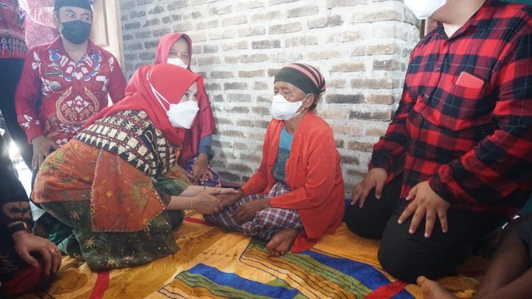 Hj.Winarni Nanang Ermanto memberikan  Bantuan Kepada Masyarakat yang  Tidak Mampu desa Bandarrejo  Lampung Selatan 