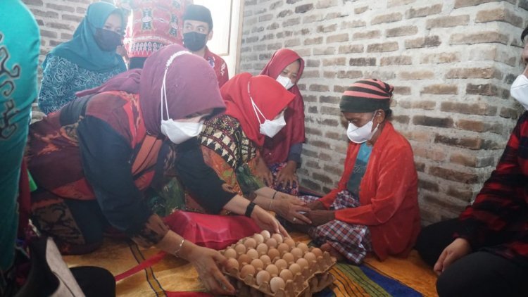 Hj.Winarni Nanang Ermanto memberikan  Bantuan Kepada Masyarakat yang  Tidak Mampu desa Bandarrejo  Lampung Selatan 