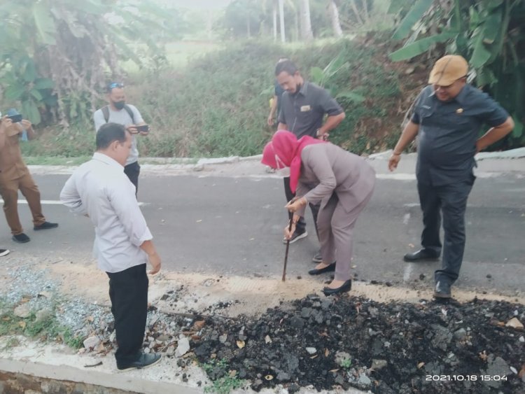 Ketua Komisi III DPRD Lampung Selatan Ibu Rosdiana Fraksi PDI Perjuangan meninjau lokasi jalan di Desa Titiwangi Kecamatan Candipuro Lampung Selatan.