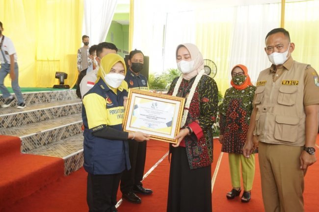 Bunda Winarni Menerima Penghargaan  Persatuan Drum Band Indonesia (PDBI)