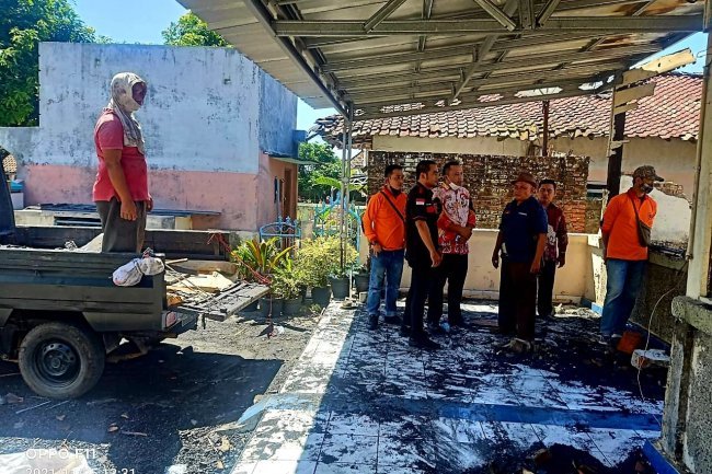 Baguna PDI Perjuangan DPC Lamsel Melakukan Aksi Cepat Tanggap, Salurkan Bantuan Kepada Warga Korban Rumah Kebakaran di Desa Tajimalela