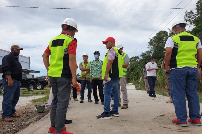 Bupati H.Nanang Ermanto meninjau Pembangunan Jalan Rabat Beton di desa Palas Jaya Kec.Palas (Minggu 28/11/21)