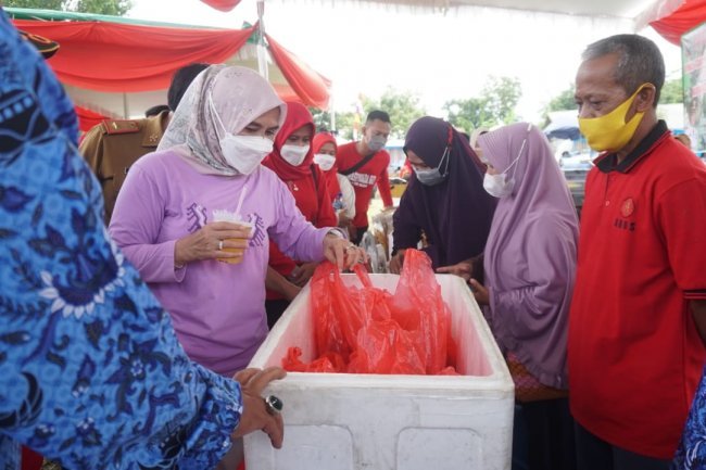 Hi. Winarni Nanang Ermanto Melaksanakan Kegiatan Gema Masyarakat Sehat ( GERMAS) dan Pasar Murah Di Kecamatan Natar