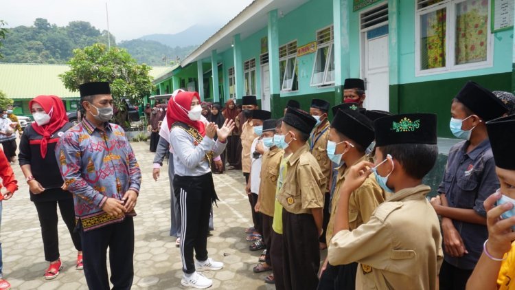 Duta Vaksin Bunda Winarni Meninjau Pelaksanaan Vaksinasi Covid 19 di Kecamatan Rajabasa