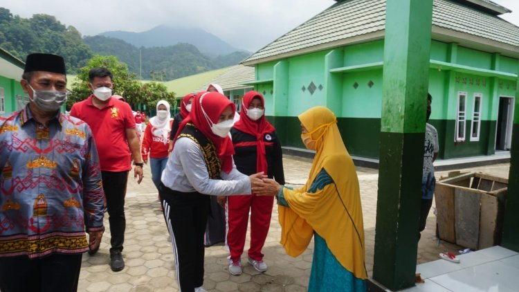 Duta Vaksin Bunda Winarni Meninjau Pelaksanaan Vaksinasi Covid 19 di Kecamatan Rajabasa
