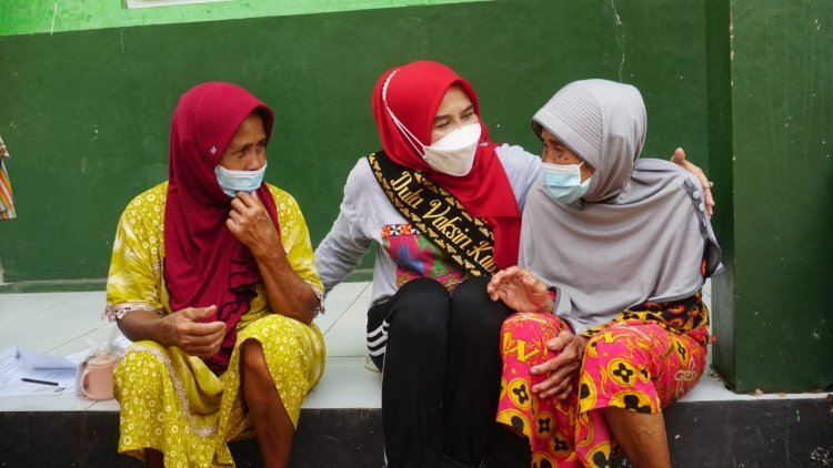 Duta Vaksin Bunda Winarni Meninjau Pelaksanaan Vaksinasi Covid 19 di Kecamatan Rajabasa