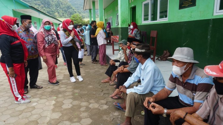 Duta Vaksin Bunda Winarni Meninjau Pelaksanaan Vaksinasi Covid 19 di Kecamatan Rajabasa