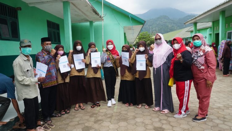 Duta Vaksin Bunda Winarni Meninjau Pelaksanaan Vaksinasi Covid 19 di Kecamatan Rajabasa