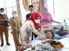 Bunda Hj. Winarni Nanang Ermanto  menjenguk korban tersambar petir di RS Bob Bazar Kalianda