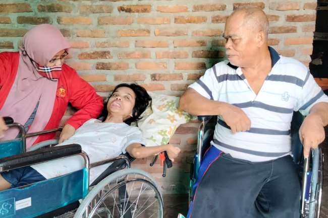 Kader Srikandi PDI Perjuangan Lampung selatan berikan bantuan kursi roda kepada Warga Natar 