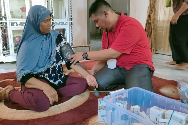 Kader PDI Perjuangan Solid Bergerak berikan Pengobatan Gratis dan Berbagi Sembako