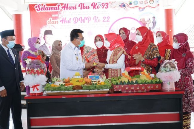 Puncak peringatan hari ibu oleh Ketua Tim Penggerak Pemberdayaan Kesejahteraan Keluarga (TP PKK) Kabupaten Lampung Selatan Sekaligus Ketua Srikandi DPC PDI Perjuangan Lampung Selatan Hj. Winarni Nanang Ermanto