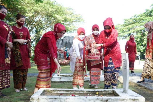 Tabur Bunga oleh Ketua Tim Penggerak Pemberdayaan Kesejahteraan Keluarga (TP PKK) Kabupaten Lampung Selatan Sekaligus Ketua Srikandi DPC PDI Perjuangan Lampung Selatan Hj. Winarni Nanang Ermanto 