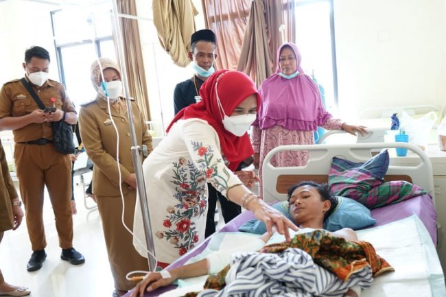 Bunda Hj. Winarni Nanang Ermanto  menjenguk korban tersambar petir di RS Bob Bazar Kalianda