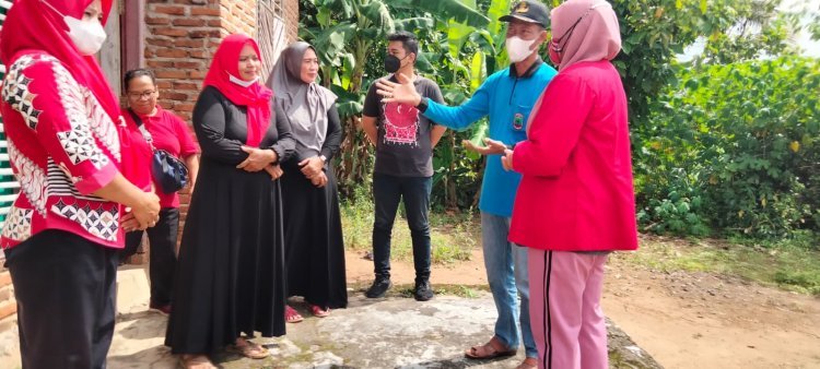 Kader Srikandi PDI Perjuangan Lampung selatan berikan bantuan kursi roda kepada Warga Natar 
