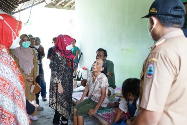 Mengunjungi ibu penderita syaraf kaku