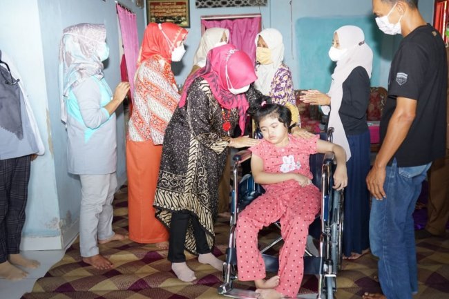 Memberikan Bantuan Kursi Roda Untuk Pengidap Lumpuh