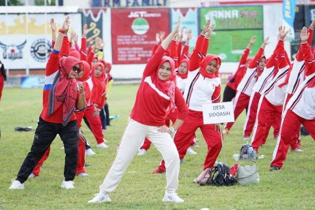 Hj.Winarni Nanang Ermanto Senam bersama  serta meninjau sunat dan vaksin di Ketapang 