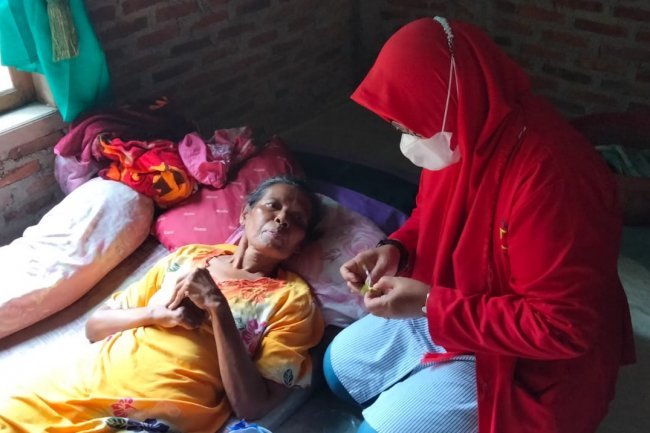 Kader PDI Perjuangan Lampung Selatan Memberikan Bantuan Kursi Roda dan Sembako Kepada Warga Natar