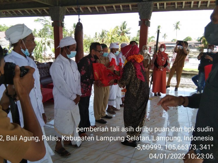 Silaturahmi Bunda Hj. Winarni Nanang Ermanto dengan tokoh masyarakat desa Bali Agung Kec.Palas