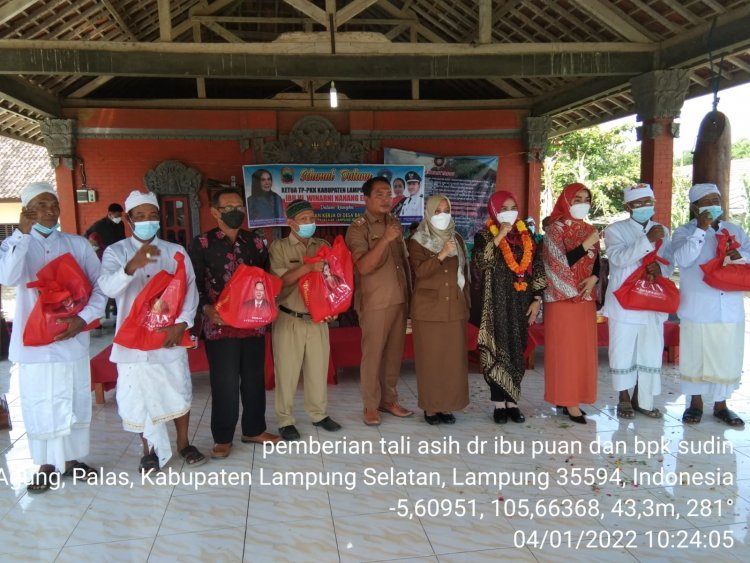 Silaturahmi Bunda Hj. Winarni Nanang Ermanto dengan tokoh masyarakat desa Bali Agung Kec.Palas