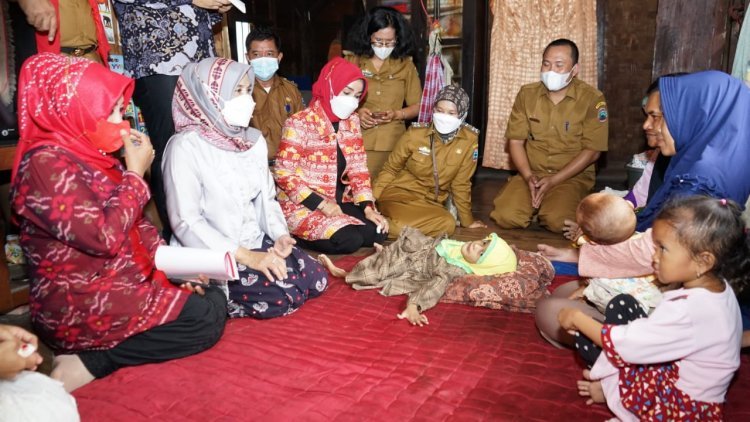 Ibu Hj.Winarni Nanang Ermanto Memberi bantuan di desa tajimalela