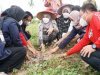 Bunda Hj. Winarni Nanang Ermanto Melakukan Penanaman Pohon Bersama Mahasiswa IBI Darmajaya 