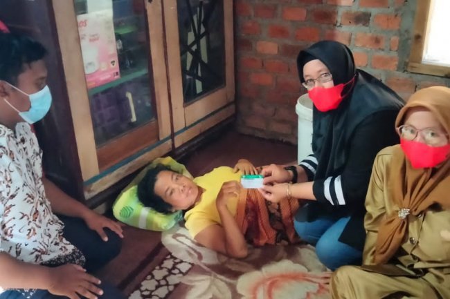 PDI PERJUANGAN LAMPUNG SELATAN BERIKAN BANTUAN BPJS GRATIS KEPADA WARGA KECAMATAN NATAR