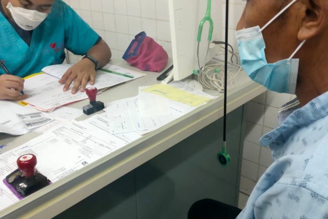 Ibu Asmara anggota DPRD Fraksi PDI Perjuangan Kab. Lampung Selatan mendampingi  warga yang akan menjalani Oprasi jantung di RSPAD Gatot Soebroto 