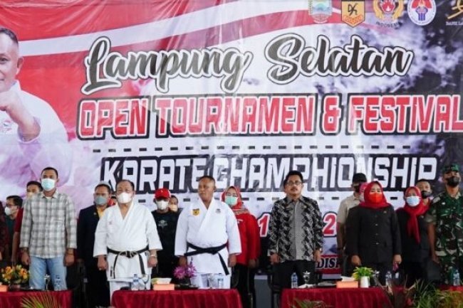 Bupati Lampung Selatan sekaligus Ketua DPC PDI Perjuangan Lampung Selatan  H. Nanang Ermanto Buka Kejorda Karate Lampung Selatan 