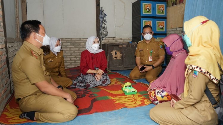 Hj. Winarni Nanang Ermanto Berikan Bantuan kepada Warga Desa Lubuk Kalianda