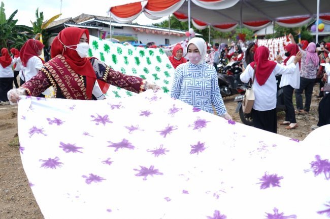 Pembukaan praktik pembuatan kain ikok celup ( Parenting PAUD ) Desa Sukaraja kecamatan Rajabasa