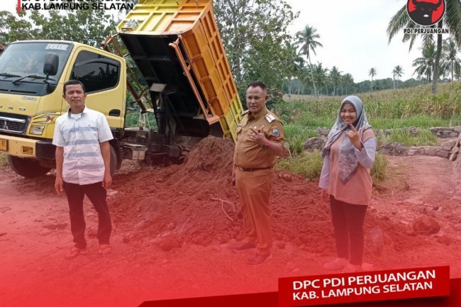 H. Nanang Ermanto Ketua DPC PDI Perjuangan Lampung Selatan Sekaligus Bupati Lampung Selatan Meninjau Pembangunan Gedung Aula Pertemuan DPC PDI Perjuangan Lampung Selatan 
