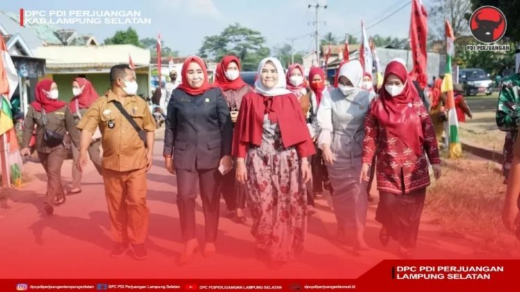 Duta Swasembada Gizi Kabupaten Lampung Selatan Hj. Winarni Nanang Ermanto memberikan pemaparan di Road Show Swasembada Gizi di kabupaten Lampung Selatan yang berlokasi di Desa Sidoharjo Kecamatan Jati Agung kabupaten Lampung Selatan.